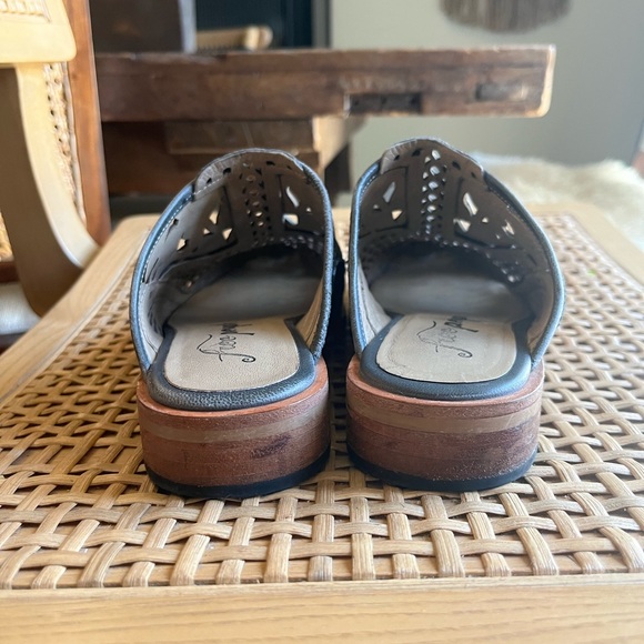 FREE PEOPLE MULES. Great condition! Size 37.5 - Picture 5 of 6